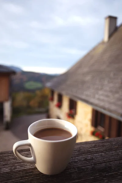 Maravilloso Fin Semana Una Taza Café Fondo Una Casa Montaña — Foto de Stock