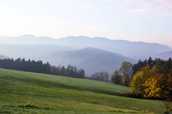 Hermoso Paisaje Mañana Jardín Montañas Fondo Montañas Austriacas —  Fotos de Stock