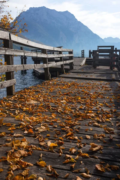 Paisaje Con Hermoso Lago Montaña Muelle Madera Con Hojas Caídas —  Fotos de Stock