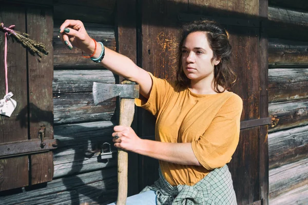 Girl Wooden House Mountain — Stock Photo, Image