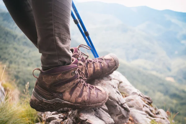 Ragazza Turista Scarponi Trekking Primo Piano Con Bastoncini Trekking Sullo — Foto Stock