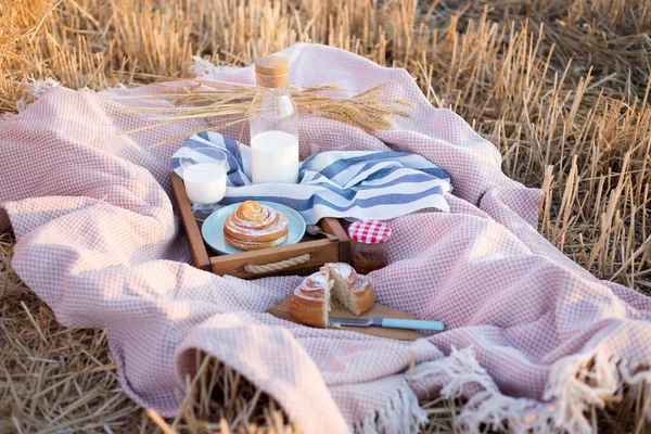 Picknick Ett Vetefält Nära Bales Mjölk Och Kanel Rulle — Stockfoto