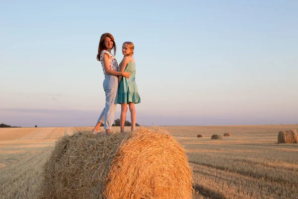Счастливая Семья Пшеничном Поле Мать Дочь Позируют Круглых Тюках Закате — стоковое фото