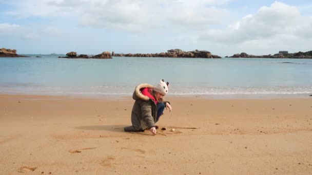 Ребенок Девочка Играет Пустом Песчаном Пляже Бретани Франция — стоковое видео