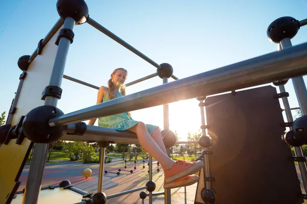 Mädchen Auf Dem Großen Schönen Spielplatz Park Sommer Und Aktiver — Stockfoto