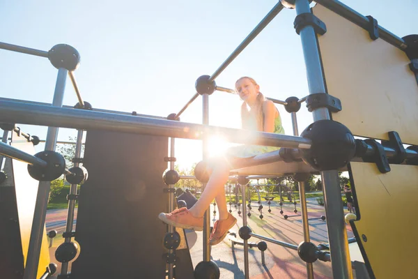 Mädchen Auf Dem Großen Schönen Spielplatz Park Sommer Und Aktiver — Stockfoto