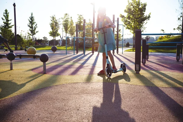Mädchen Auf Einem Roller Park Auf Dem Spielplatz Aktiver Lebensstil — Stockfoto