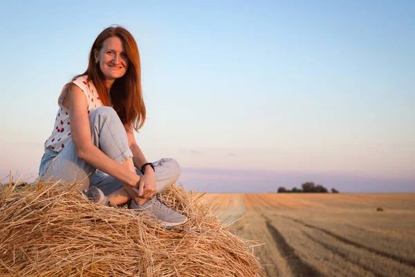 Beautiful Landscape Bales Girl Fiel — Stock Photo, Image