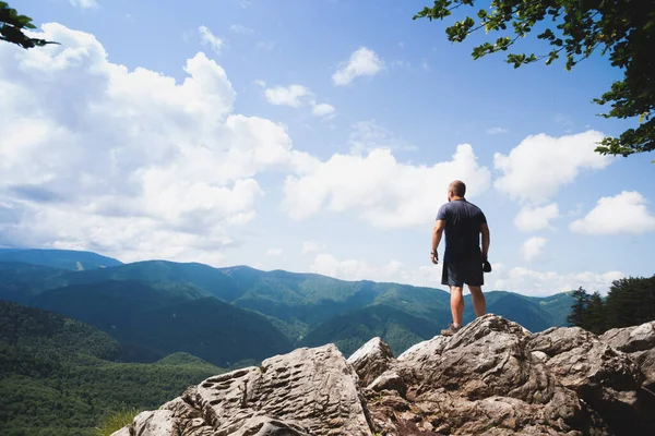 Uomo Piedi Sul Bordo Del Roc — Foto Stock