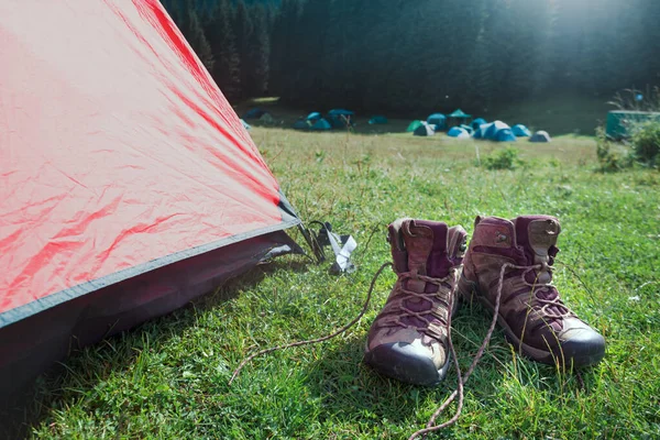 游客们去爬山 一个帐篷和一双靴子 — 图库照片