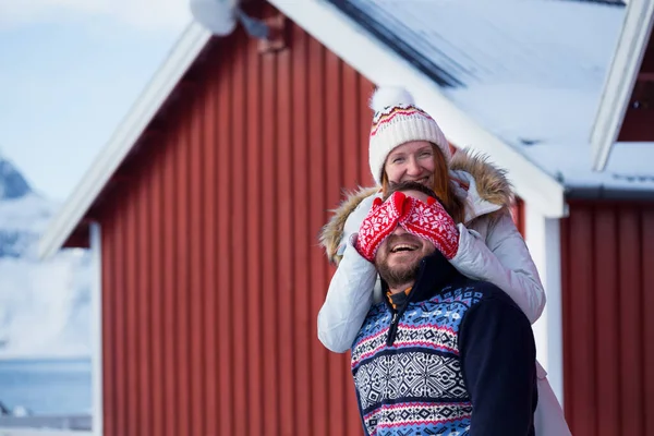 Feliz Viaje Familiar Las Islas Lofoten Pareja Hombre Chica Divertido —  Fotos de Stock