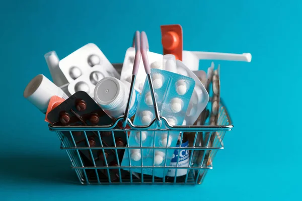 青を基調とした医薬品で消費者バスケット製品を購入する価格 — ストック写真