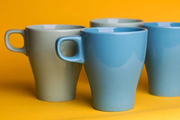 Helle Keramik Tassen Blauen Farben Auf Blauem Hintergrund — Stockfoto