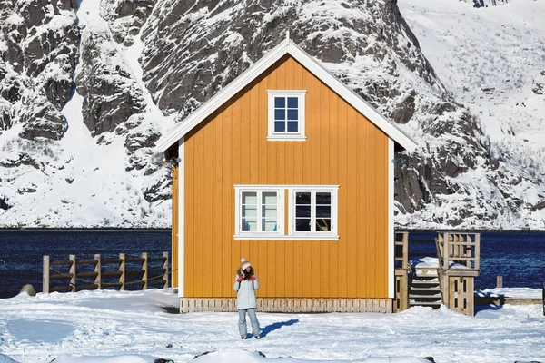 Boldog Mosolygós Turista Lány Rorbu Közelében Lofoten Szigetek Norwa Állam — Stock Fotó