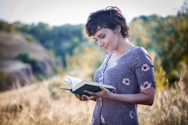Ретро Стиль Девочка Читает Книгу Открытым Небом — стоковое фото
