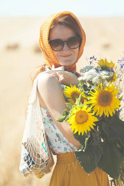 Menina Com Buquê Girassóis Fiel — Fotografia de Stock