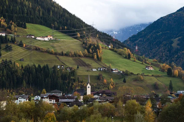 Paisaje Otoño Hermosa Vista Los Pueblos Alpinos Sobre Telón Fondo —  Fotos de Stock