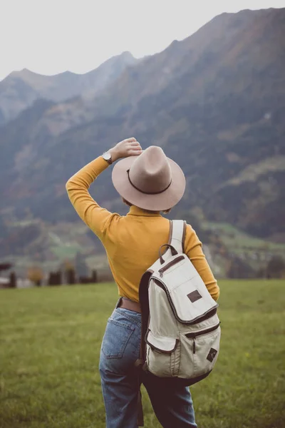 Girl Backpack Stands Meadow Mountain — Stock Photo, Image