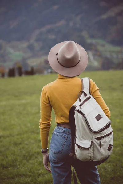 Girl Backpack Stands Meadow Mountain — Stock Photo, Image