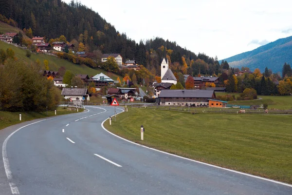 Podzimní Krajina Krásný Výhled Alpské Vesnice Pozadí Hory — Stock fotografie