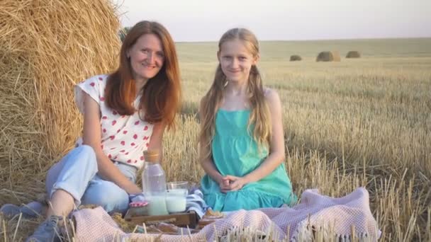 Familia Feliz Campo Trigo Madre Hija Picnic Campo Trigo Cerca — Vídeo de stock