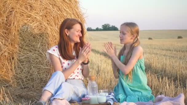 Familia Feliz Campo Trigo Madre Hija Picnic Campo Trigo Cerca — Vídeo de stock