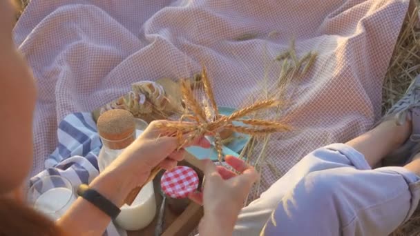 Nahaufnahme Von Girs Händen Die Einen Kranz Sommerweizenfeld Weben — Stockvideo