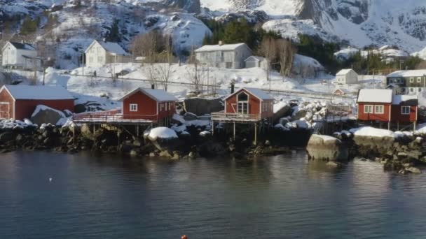 ノルウェー北部のロフトテン諸島の海岸にある有名な伝統的な多色の木造漁家ロルブ — ストック動画