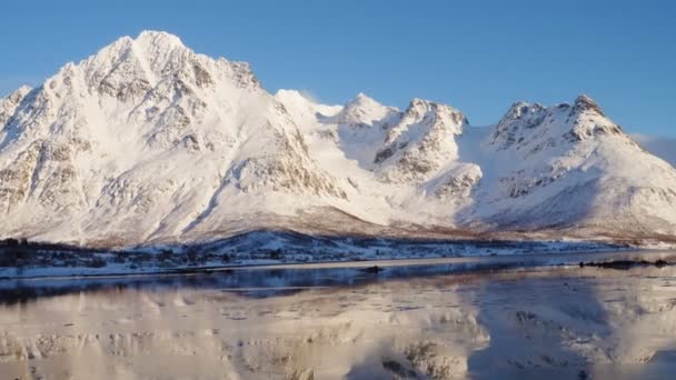 Βόρεια Βουνά Χιονισμένους Λόφους Και Ακτή Στο Ηλιοβασίλεμα — Αρχείο Βίντεο