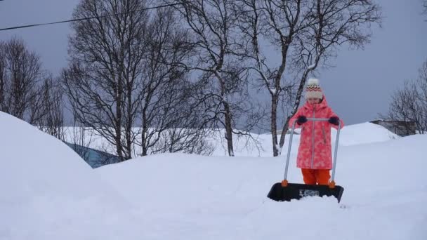 Dítě Dívka Pomáhá Vyčistit Cestu Sněhu Lopatou Zimní Sněhové Bouři — Stock video