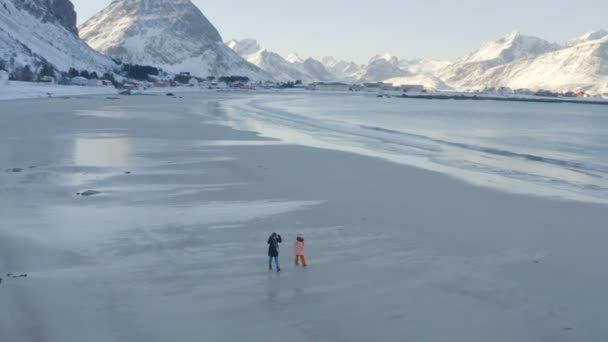 Děti Běží Baví Zimní Polární Pláži Ramberg Severu Norska — Stock video