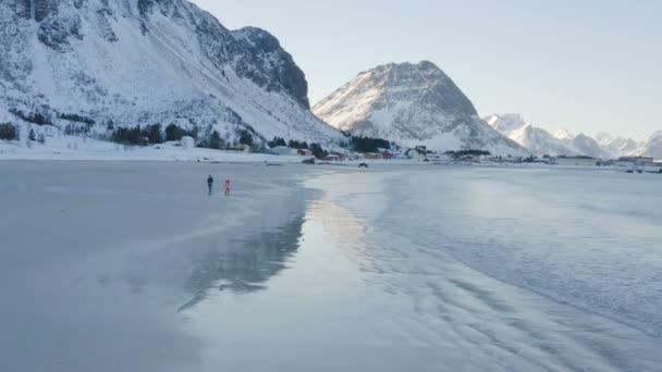 Gyerekek Futás Szórakozás Téli Sarki Strandon Ramberg Észak Norvégiában — Stock videók