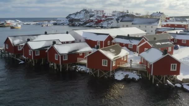 Antenna Dron Kilátás Híres Hagyományos Sokszínű Halászházak Rorbu Tengerparton Lofoten — Stock videók