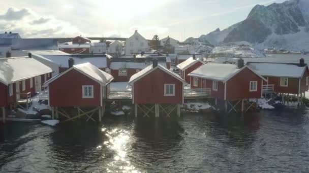 ノルウェー北部のロフトテン諸島の海岸にある有名な伝統的な多色の木造漁家の空中ドロンビュー — ストック動画