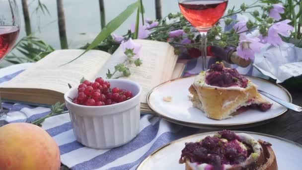 Picknick Rastplats Träbrygga Skinande Sommar Flod Strand — Stockvideo