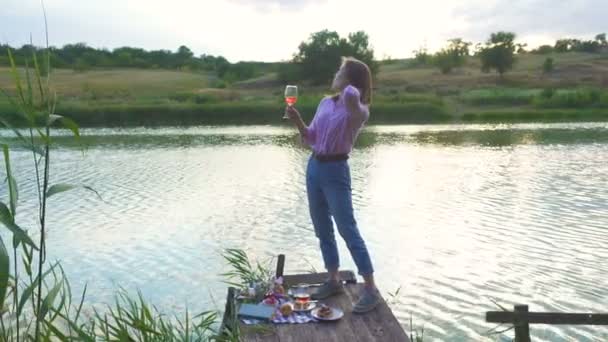 Meisje Genieten Picknick Een Houten Pier Een Glanzende Zomer Rivier — Stockvideo