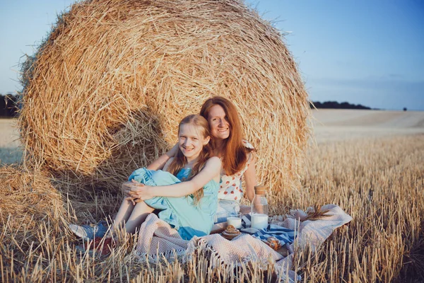 Happy Family Wheat Field Mother Daughter Picnic Field Bales Sunset — Stock Photo, Image