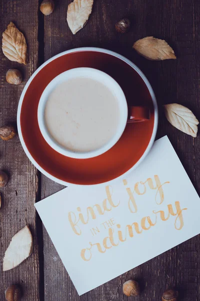 Rote Tasse Kaffee Und Blattförmige Kekse Mit Der Aufschrift Herbst — Stockfoto