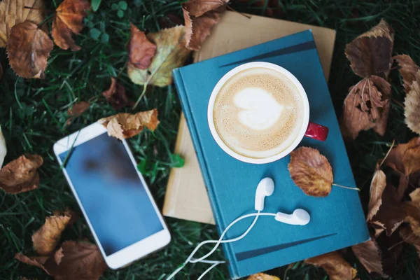 스마트폰 이어폰 커피등이 있습니다 가을과 — 스톡 사진
