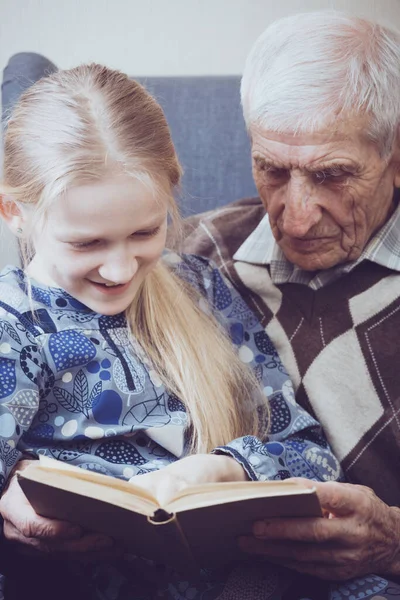 Retrato Del Hombre Mayor Sentado Sillón Junto Con Nieta Leyendo — Foto de Stock