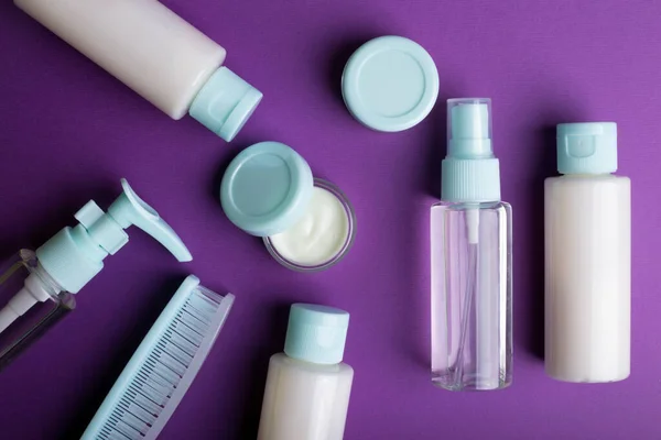 Travel Beauty Kit Een Paarse Achtergrond Shampoo Balsem Crème Lotion — Stockfoto