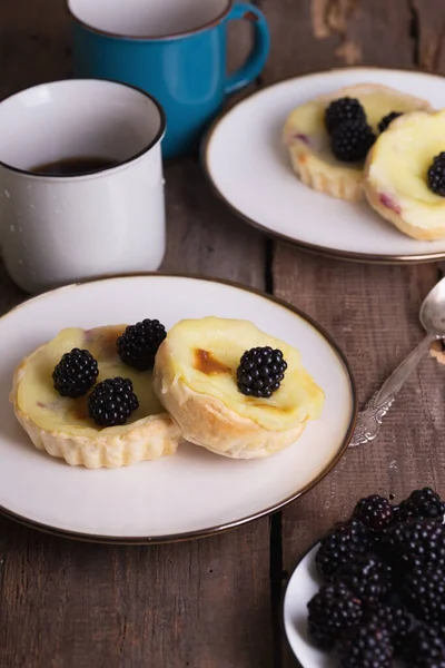 Pastel Nata Berömd Portugisisk Tårta Med Svarta Bär — Stockfoto