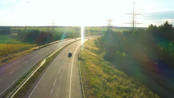 Dálniční Silnice Slunečnicové Pole Osvětlené Paprsky Zapadajícího Slunce — Stock video