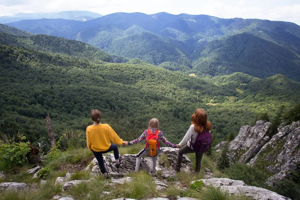 Gita Montagna Famiglia Piedi Margini Del Roc — Foto Stock