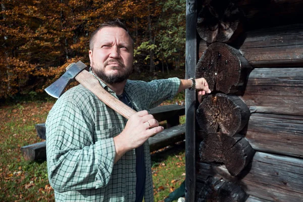 Hombre Con Hacha Cerca Una Casa Madera Montaña — Foto de Stock