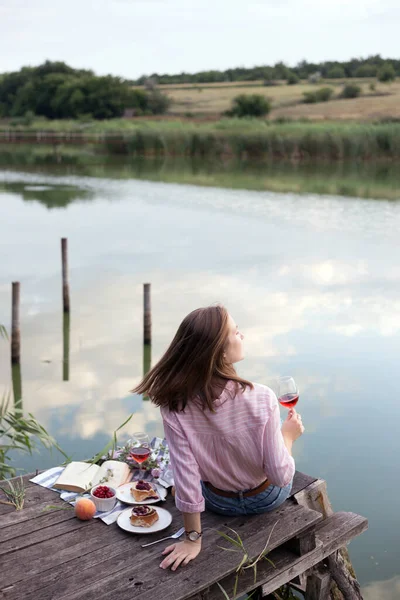 Chica Disfrutando Picnic Muelle Madera Una Brillante Orilla Del Río — Foto de Stock