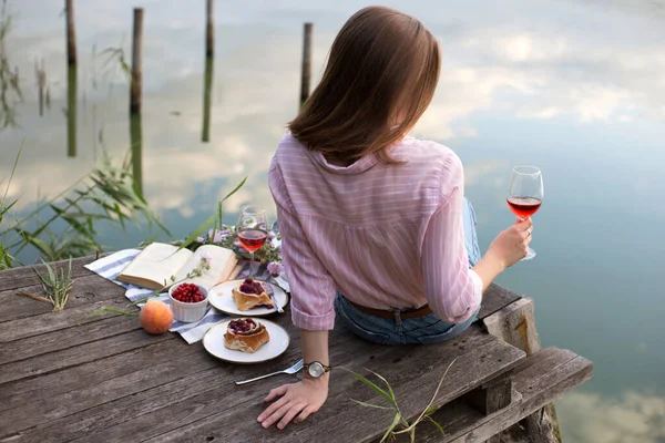 Chica Disfrutando Picnic Muelle Madera Una Brillante Orilla Del Río — Foto de Stock