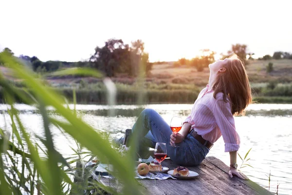 Menina Desfrutando Piquenique Cais Madeira Shor Rio Verão Brilhante — Fotografia de Stock