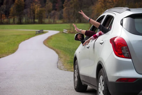 Filles Main Regardant Par Fenêtre Une Voiture Dans Contexte Des — Photo