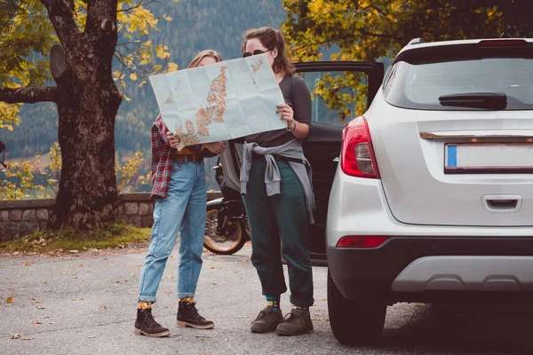 Glückliche Mädchen Reisen Mit Dem Auto Roadtrip Touristinnen Mit Landkarte — Stockfoto